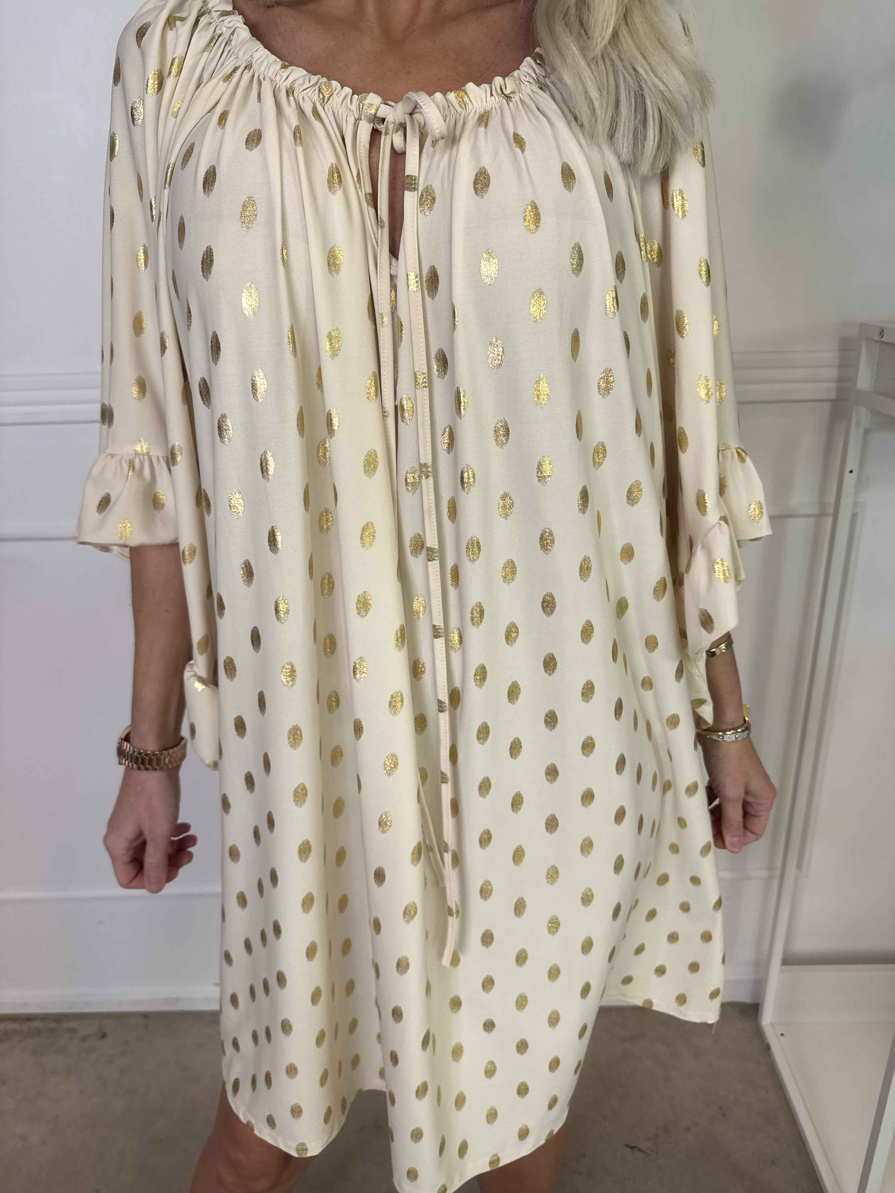 Yasma - Elastisk tunikakjole med guld prikker og flæseærmer